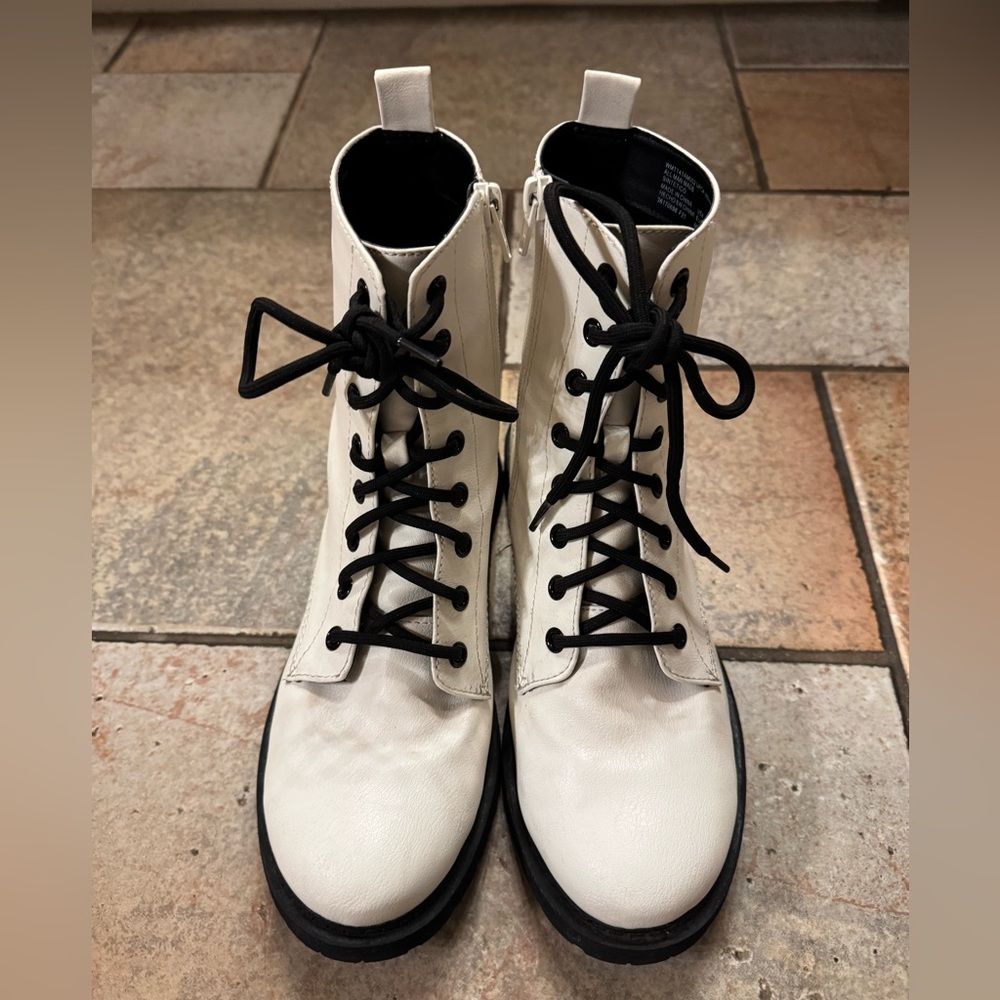 Time and Tru Women’s White Combat Boots Size 8.5